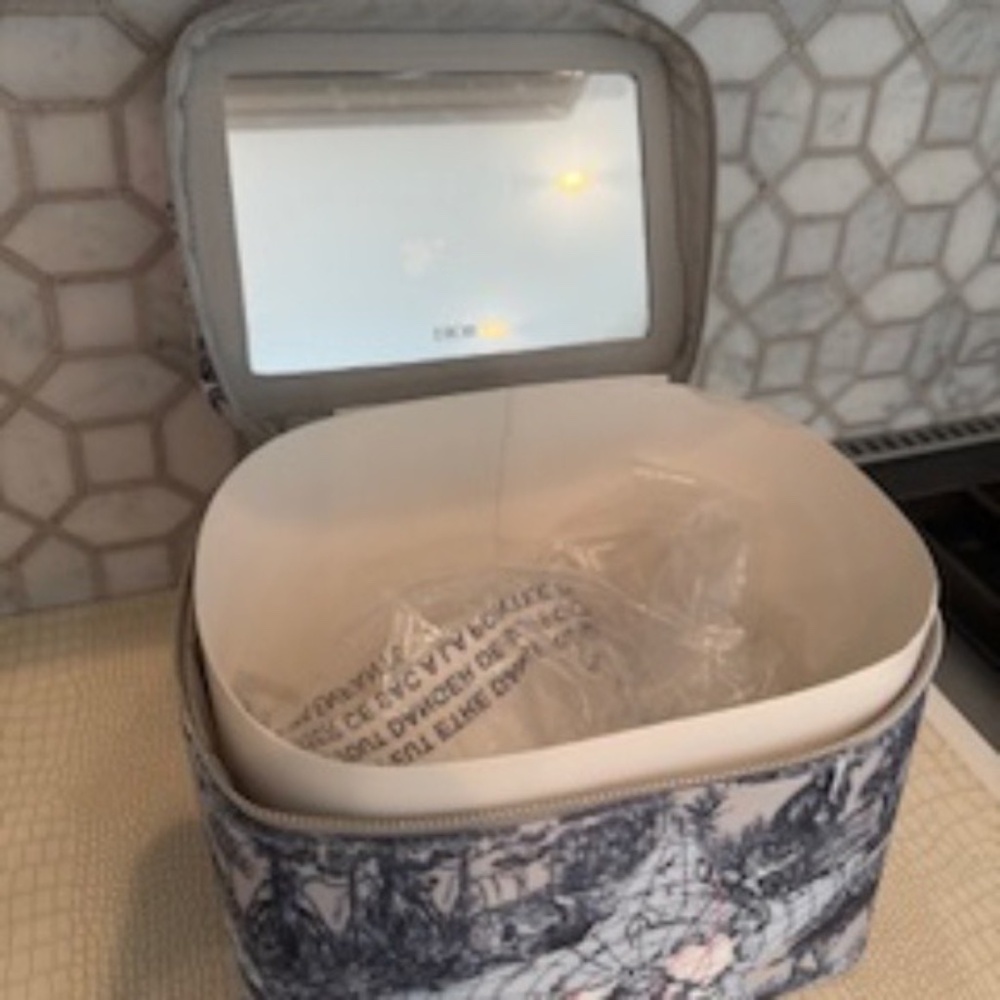 💋 DIOR Beauty Vanity Case With Mirror Around The World Motif 2024 - Picture 4 of 9